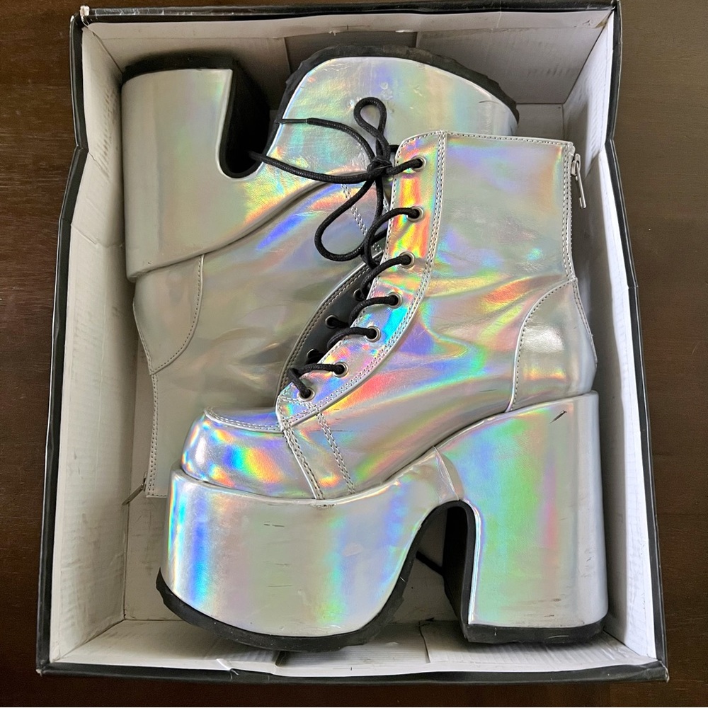 Demonia Camel 203 - Silver Holographic